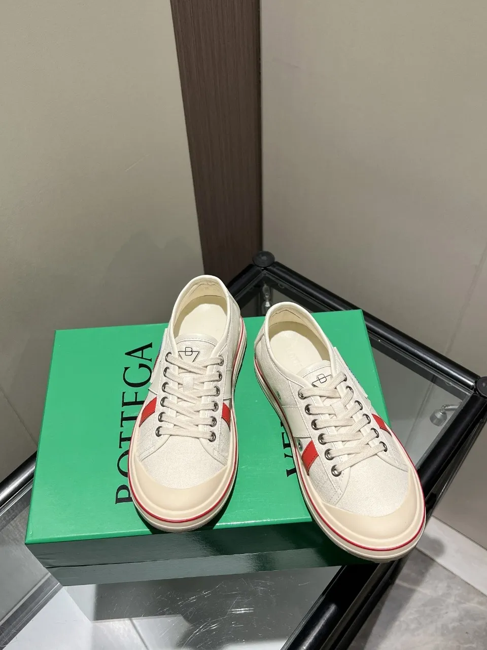 p518🐮🐮Bottega Veneta BV's latest Eliot series, retro basketball shoes, casual sports canvas shoes, become gods when they are launched! [Celebration] [Celebration] A 1:1 copy of the original version, [Fireworks] original material, [Fireworks] original color system, inspired by retro basketball sneakers, the color combination highlights youthful vitality, and perfectly interprets the theme of youth and childlike innocence. The details are also very particular. The summer canvas brings excellent durability and comfort. Designs such as calfskin trim, rubber toe caps and hand-painted retro red lines are full of retro feel. The round toe and convex sole add a modern feel and are suitable for various styles. Easily create a fashionable atmosphere. The upper foot is the focus...can be worn as a couple's shoes...each shoe has more taste and attitude! Fabric: Original customized high-density canvas + cowhide Lining: Original customized breathable canvas Insole: movable latex cowhide insole. Sole: original molded non-slip and wear-resistant TPU material. Sole thickness: 3cm. Size: women's size 35#-40#, men's size 39#-45#.